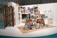 「ケイタマルヤマ遊覧会」FASHION会場より、丸山敬太のアトリエを再現した展示。