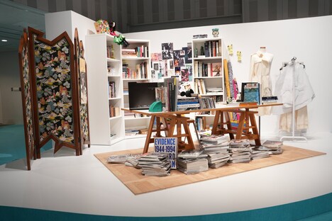 「ケイタマルヤマ遊覧会」FASHION会場より、丸山敬太のアトリエを再現した展示。