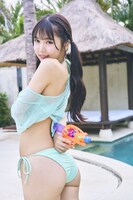 津代美月の1st写真集「24（つし）の秘密」より。