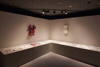 DREAMS COME TRUEの衣装とデザイン画。（写真提供：KEITAMARUYAMA30周年プロジェクトPR事務局）