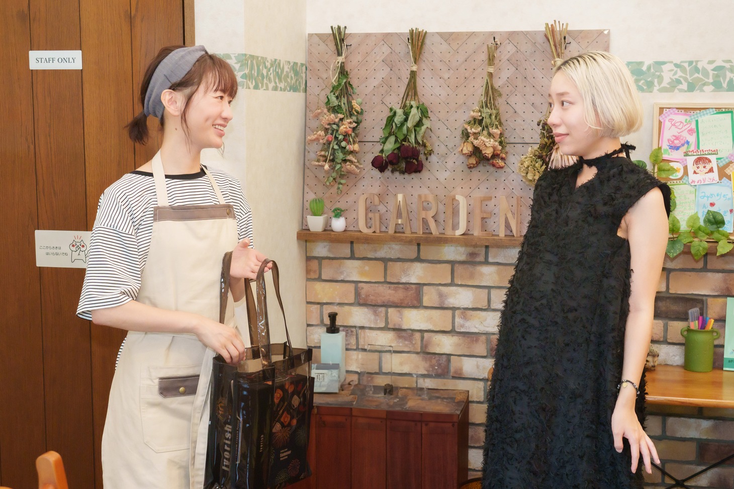 左から松本まりか、SARM。