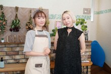 左から松本まりか、SARM。