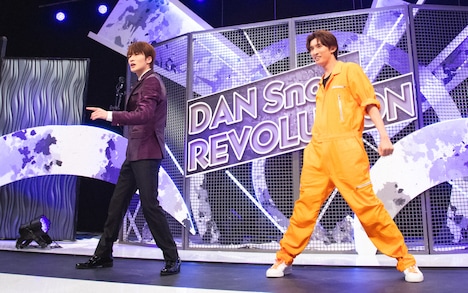 左から深澤辰哉（Snow Man）、向井康二（Snow Man）。