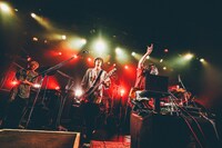 the telephonesと中村和彦（B / 9mm Parabellum Bullet）のコラボレーションの様子。（撮影：西槇太一）