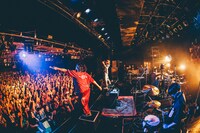 the telephonesのステージの様子。（撮影：西槇太一）