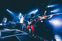 9mm Parabellum Bulletと石毛輝（Vo, G, Syn / the telephones）のコラボレーションの様子。（撮影：西槇太一）