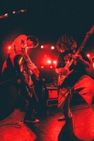 左から中村和彦（B / 9mm Parabellum Bullet）、石毛輝（Vo, G, Syn / the telephones）。（撮影：西槇太一）