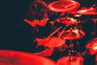 かみじょうちひろ（Dr / 9mm Parabellum Bullet）（撮影：西槇太一）