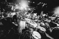 9mm Parabellum Bulletのステージの様子。（撮影：西槇太一）