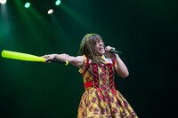 カラーバットを振り回す塚☆リカ。