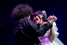 ダンスを踊る清竜人（左）と清さきな（右）。