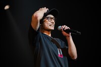 塚☆リカの遅刻を詫びるプロデューサー塚田僚一（A.B.C-Z）。