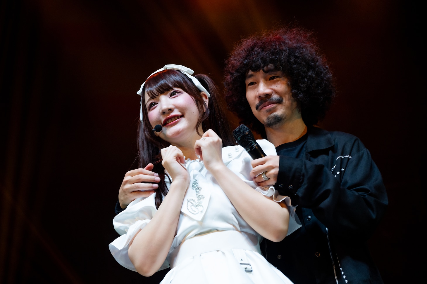 清ゆな（左）の肩を抱く清竜人（右）。