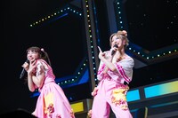 昨年9月に行われた加入10周年記念ライブでパフォーマンスする中山莉子（左）と小林歌穂（右）。