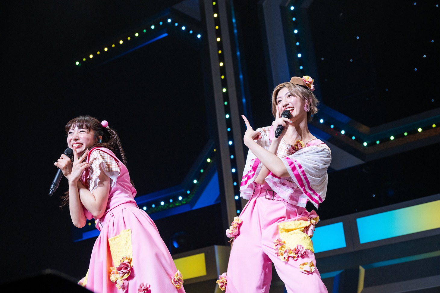 「カホリコです！」とポーズを決める中山莉子（左）と小林歌穂（右）。