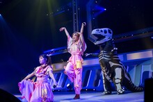 恐竜とポーズを決めるカホリコ。