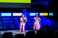 ジェスチャーを交えて猫舌対策を力説する小林歌穂（左）。