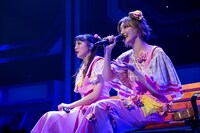 ベンチに座って歌うカホリコ。