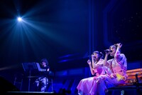 “同期”西山恵美子（左）のピアノ演奏に乗せて歌うカホリコ。