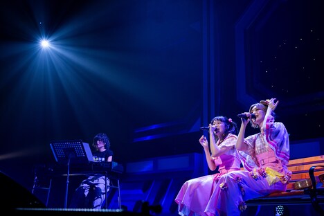 “同期”西山恵美子（左）のピアノ演奏に乗せて歌うカホリコ。