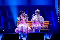 ベンチに座って歌うカホリコ。