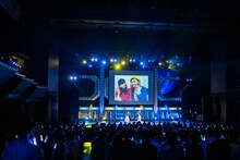 「友情ラブレター」を歌うカホリコと過去のツーショット写真。