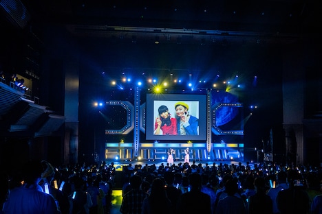 「友情ラブレター」を歌うカホリコと過去のツーショット写真。