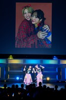 「友情ラブレター」を歌うカホリコとツーショット写真。