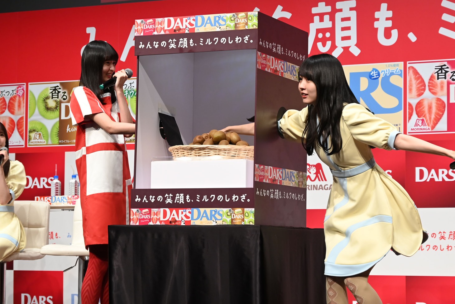 箱に手を入れられない遠藤さくら（左）と、ぐいぐい行く賀喜遥香。