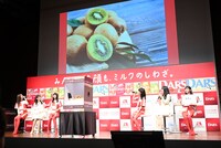 「チーム対抗！箱の中身を当てるんダース！」の様子。