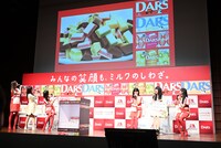 「チーム対抗！箱の中身を当てるんダース！」の様子。