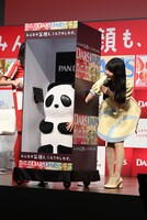 「巨大パンダース」を探る賀喜遥香。
