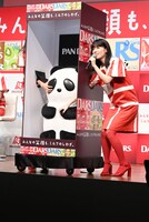 「巨大パンダース」を探る岩本蓮加。