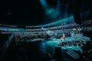 「Wherever you are」のパフォーマンスの様子。(Photo by Matty Vogel)