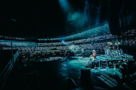 「Wherever you are」のパフォーマンスの様子。(Photo by Matty Vogel)