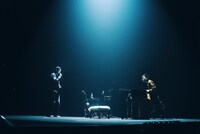 「ユアーズ」のパフォーマンスの様子。（撮影：上飯坂一）