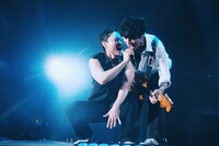 左から菅田将暉、牧達弥（go!go!vanillas）。（撮影：上飯坂一）