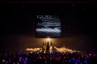 東京・LINE CUBE SHIBUYA（渋谷公会堂）のステージに登場したAMEFURASSHI。（Photo by Masato Yokoyama）