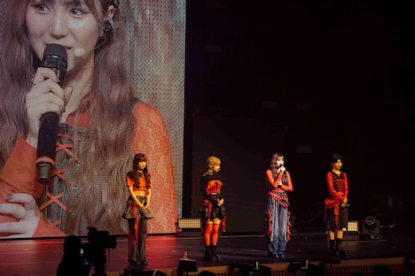 1人ずつ挨拶を述べるAMEFURASSHI。（Photo by Masato Yokoyama）