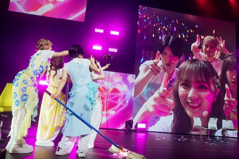 自撮りしながら歌うAMEFURASSHI。（Photo by Masato Yokoyama）