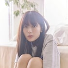 岩本蓮加が初めて水着姿に、三角ビキニで大人びた表情