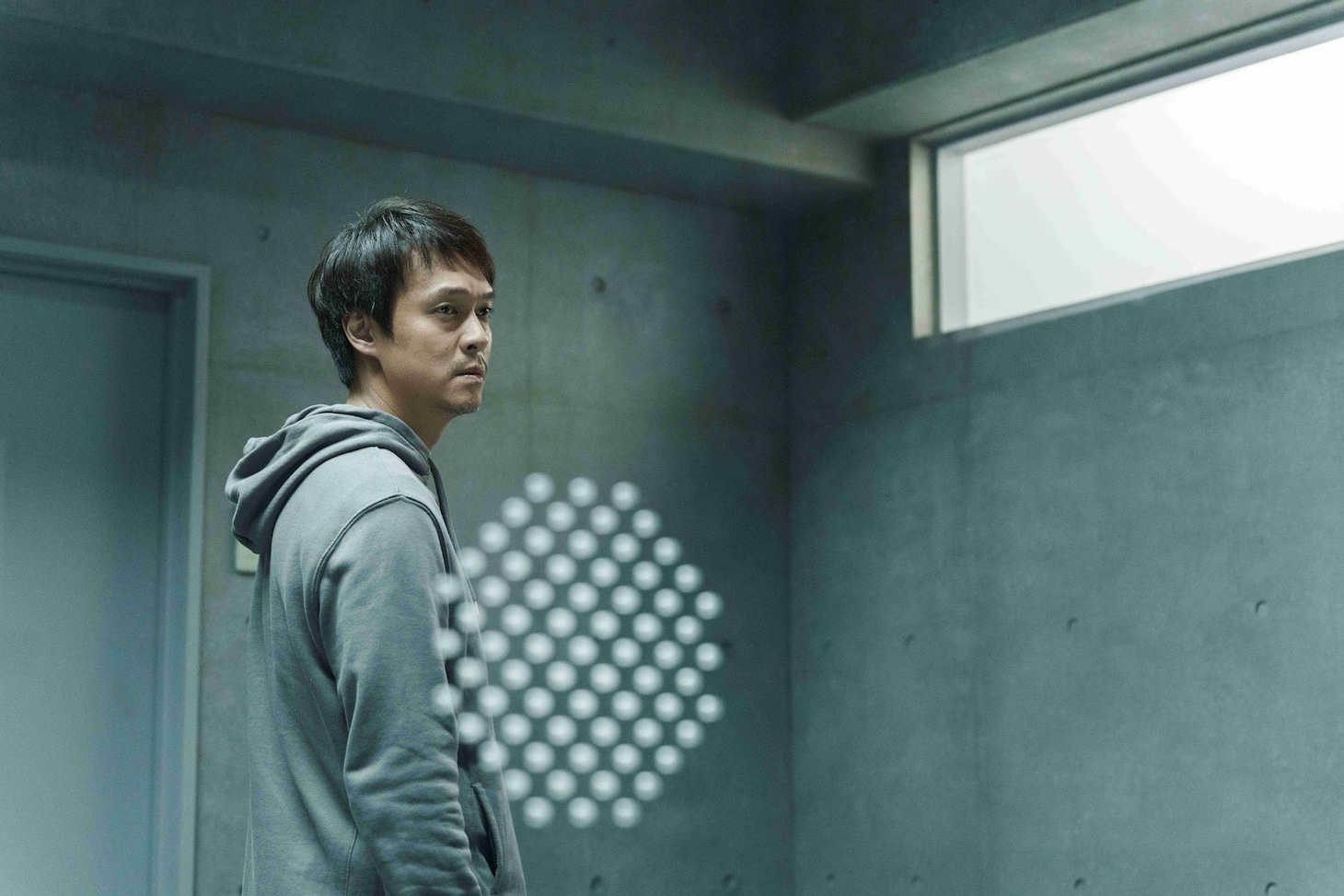 映画「金子差入店」場面写真より丸山隆平。(c)2025映画「金子差入店」製作委員会