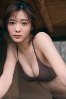 人気画像6位は「峡谷の奥地に田村保乃、真っ赤なドレスが映え映え」より、田村保乃（櫻坂46）2nd写真集「隣の席になりたい」先行カット。（撮影：三瓶康友）(c)講談社