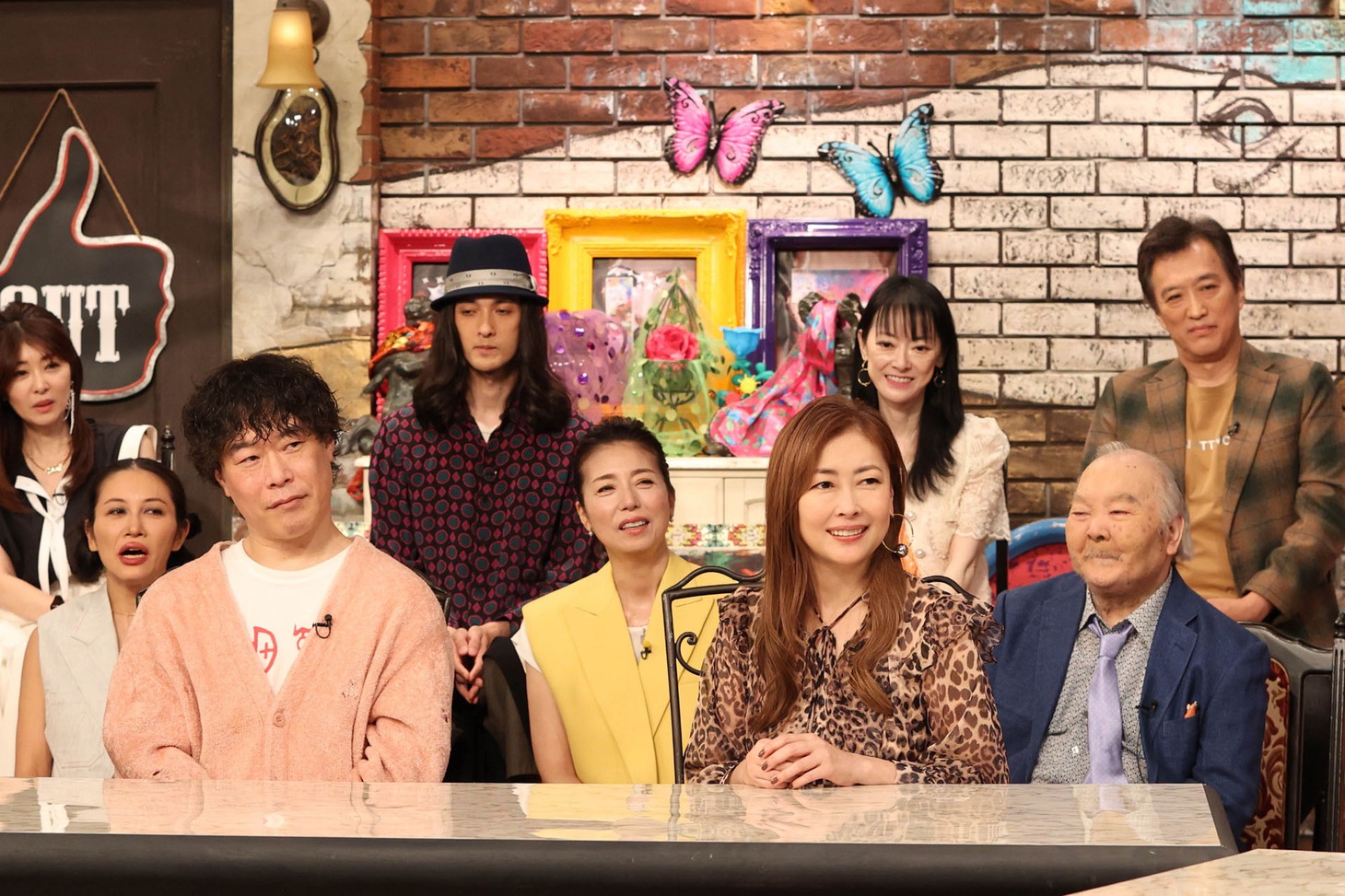 左からじゃい（インスタントジョンソン）、中山美穂。 (c)フジテレビ