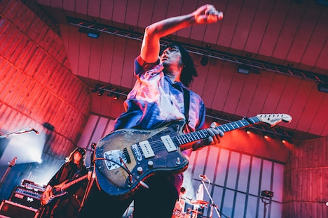 シノダ（Vo, G）（撮影：西槇太一）