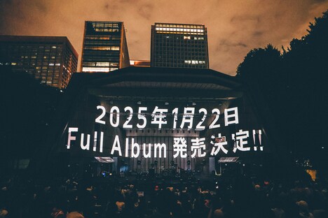 ヒトリエ「HITORI-ESCAPE 2024 10-NEN-SAI～日比谷超絶野音～」にて、ニューアルバム発売が発表されたときの様子。（撮影：西槇太一）