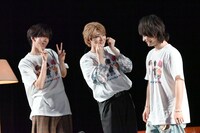 愛嬌を振り撒くリョウガ（超特急）とユーキ（超特急）をあしらおうとする橘柊生（DISH//）。