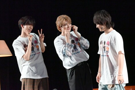 愛嬌を振り撒くリョウガ（超特急）とユーキ（超特急）をあしらおうとする橘柊生（DISH//）。