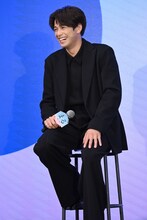 大笑いする森崎ウィン。