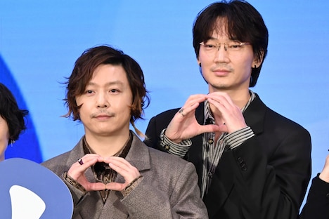 丸を作る堂本剛と綾野剛。